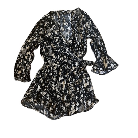 FREE PEOPLE “All the Right Ruffles” Shorts Romper Key Hole Back in B/W Size M - Picture 3 of 9